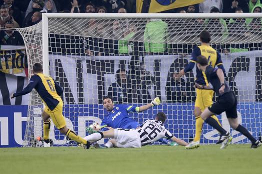 Prima occasione: Buffon sala su Koke al 7'. LaPresse